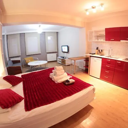 Fullhouse Aparthotel 3*