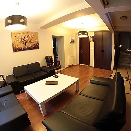 Fullhouse Aparthotel