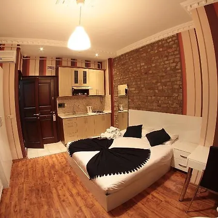 Fullhouse Apart Otel 3*