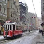Fullhouse Apartmanhotel
