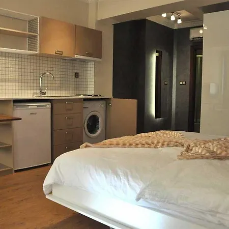 Fullhouse Aparthotel 3*