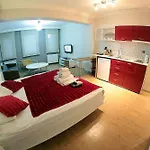 Fullhouse Aparthotel