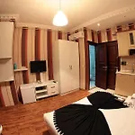 Fullhouse Aparthotel 3*