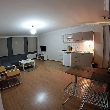 Fullhouse Aparthotel Istanboel